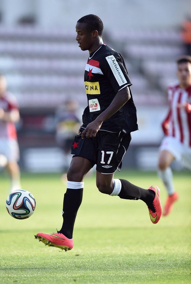 Slávistický útočník Dame Diop během utkání 3. kola Poháru FAČR proti Žižkovu.