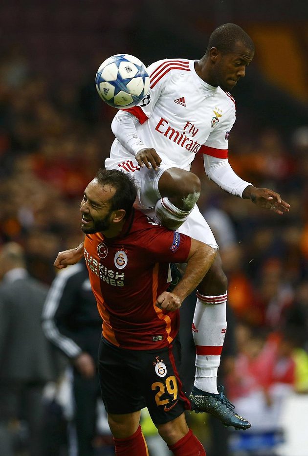 Takhle si Victor Andrade vyskočil v souboji o míč na Olcana Adina z Galatasaraye.