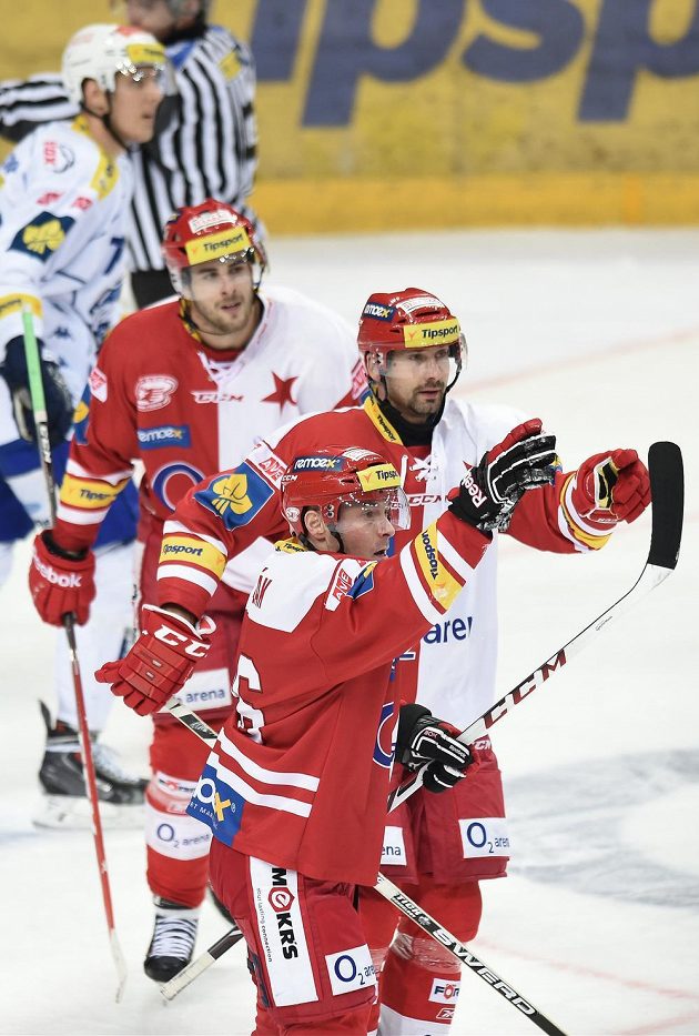 Hokejisté Slavie Praha se radují z gólu proti Brnu. Vpředu Tomáš Vlasák, vpravo Tomáš Divíšek.