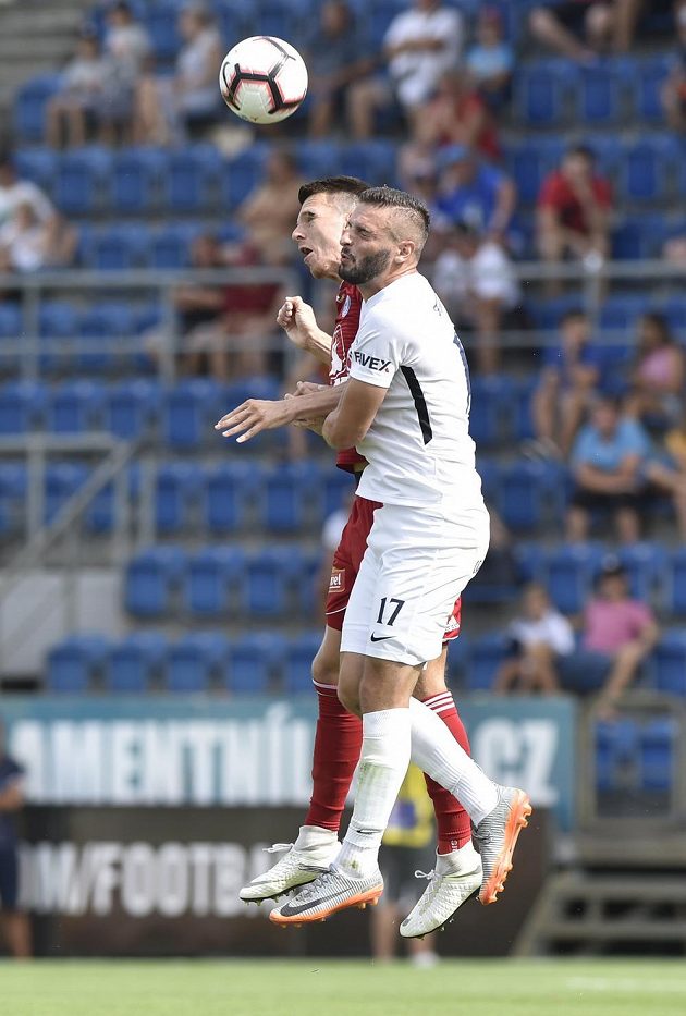 Jan Štěrba (vzadu) z Olomouce v hlavičkovém souboji s Tomášem Zajícem ze Slovácka.