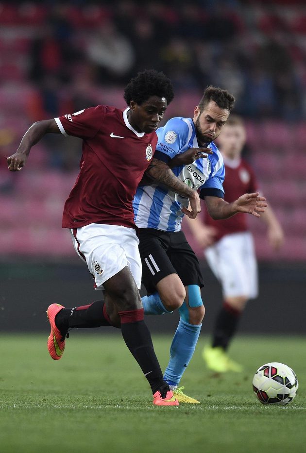 Tiémoko Konaté ze Sparty Praha (vlevo) a mladoboleslavský záložník Milan Lalkovič.