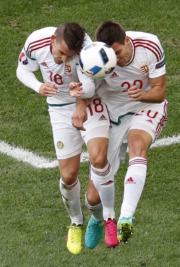 Maďaři Zoltan Stieber a Richard Guzmics se nečekaně střetli ve vzdušném souboji.