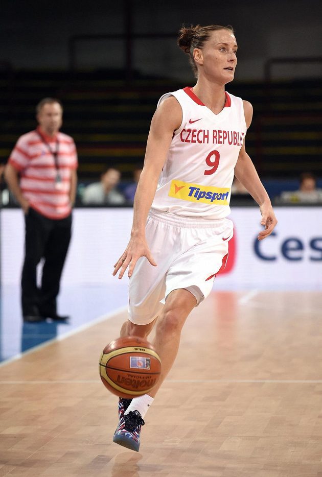 Česká basketbalistka Kateřina Bartoňová dribluje s míčem během přípravného duelu s USA v Praze.