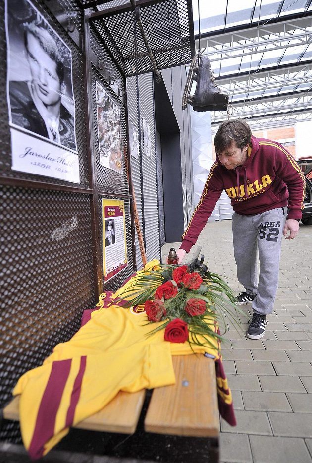 Pietní místo v blízkosti Horáckého zimního stadiónu s předměty spojenými s Holíkovým účinkováním v Dukle Jihlava.