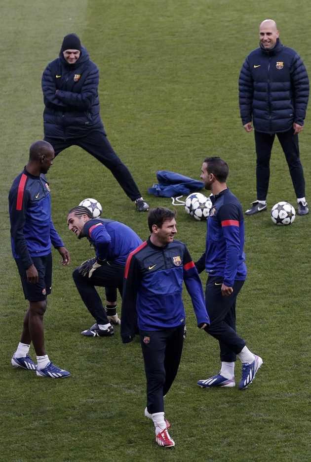 Lionel Messi (uprostřed dole) a trenér Barcelony Tito Vilanova (vlevo nahoře) se před utkáním v Paříži dobře bavili.