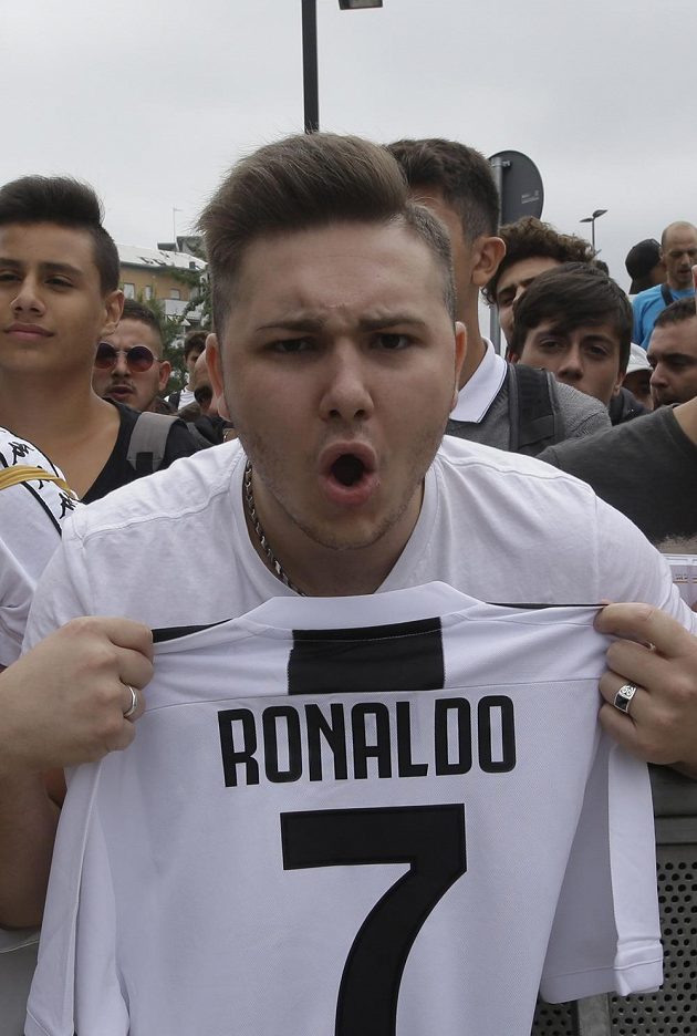 Fanoušci kupují Ronaldovy dresy opravdu ve velkém, nadšení z nové hvězdy je obrovské