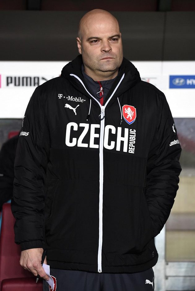 Trenér české reprezentace do 21 let Jakub Dovalil během přátelského utkání s Anglií v Praze na Letné.