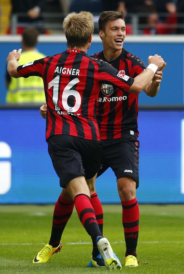 Václav Kadlec a jeho spoluhráč z Frankfurtu Stefan Aigner (16) se radují z vyrovnávací branky českého hráče v duelu s Dortmundem.