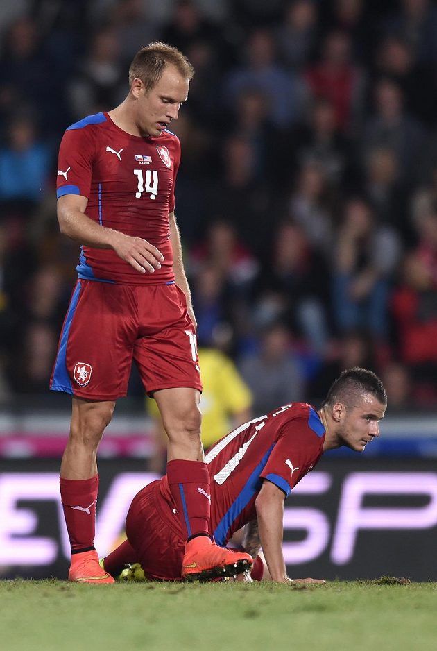 Záložníci Daniel Kolář (vlevo) a Daniel Pudil během přátelského utkání s USA.