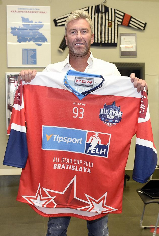 Generální manažer Výběru české extraligy Petr Nedvěd ukazuje dres hokejistů pro Utkání hvězd, které se odehraje 17. února v Bratislavě.