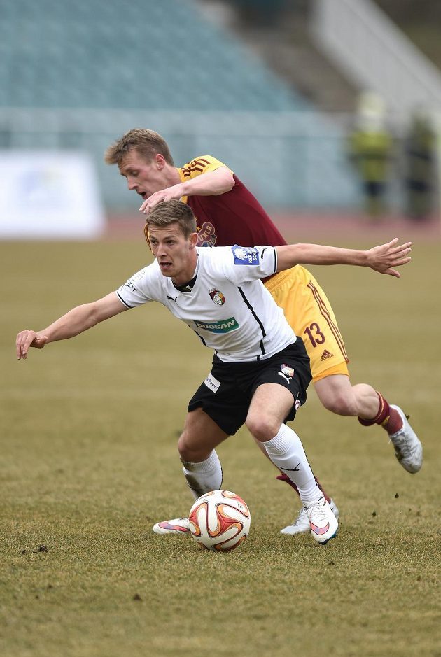 Plzeňský záložník Patrik Hrošovský (vpředu) a Tomáš Berger z Dukly Praha v souboji.