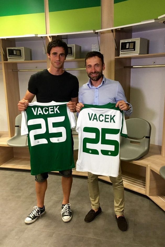 Kamil Vacek a jeho manažer Viktor Kolář ze společnosti Sport Invest International s dresem Maccabi Haifa.