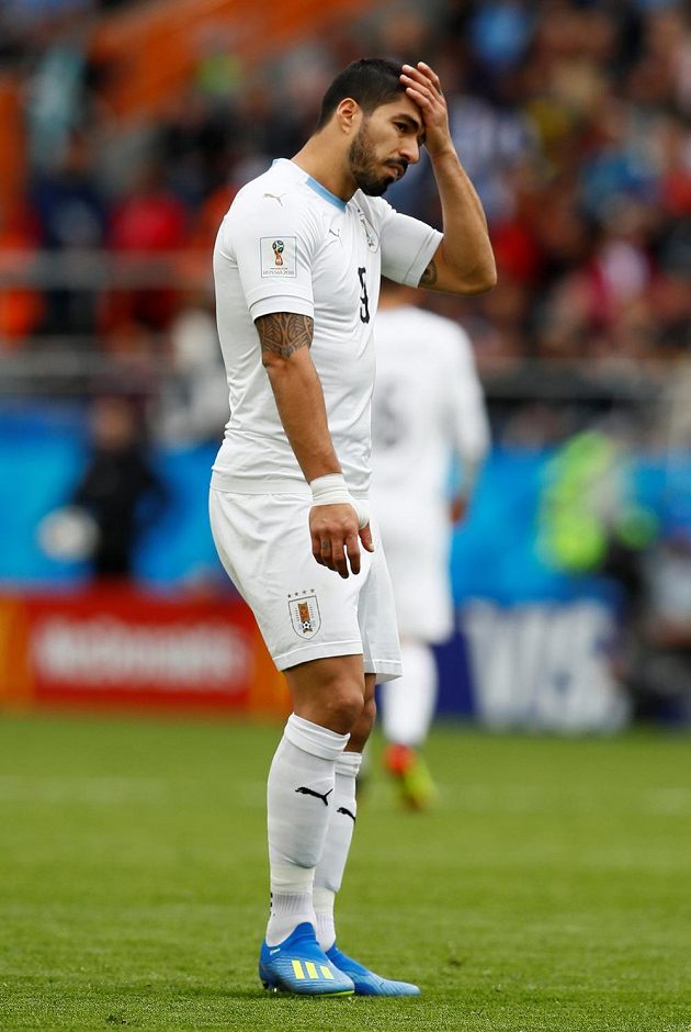 Kanonýr Luis Suárez se drží za hlavu poté, co promarnil v první půli stoprocentní gólovou šanci.