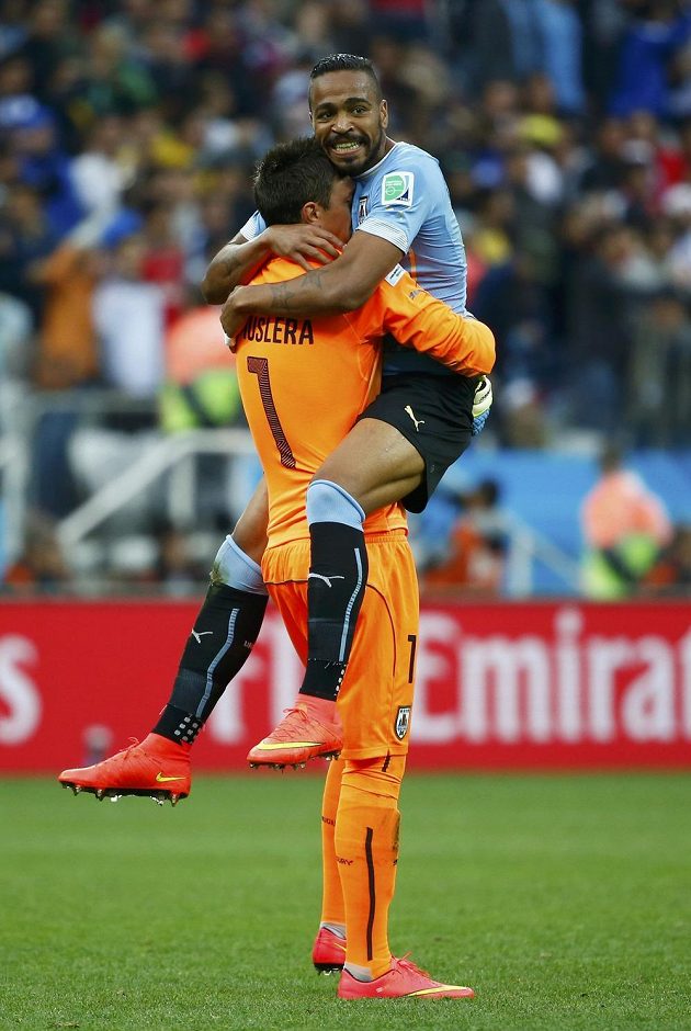 Uruguayci Jose Maria Gimenez (vpravo) a Fernando Muslera se radovali po trefě Luise Suáreze.