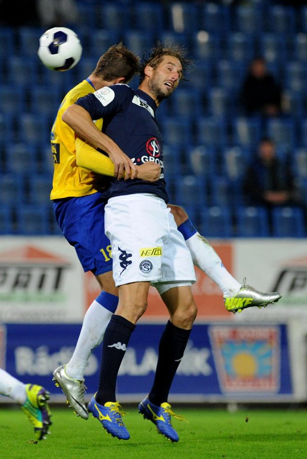 Útočník Slovácka Libor Došek (vpravo) v souboji s teplickým obráncem Davidem Jablonským v zápase 9. kola Synot ligy.