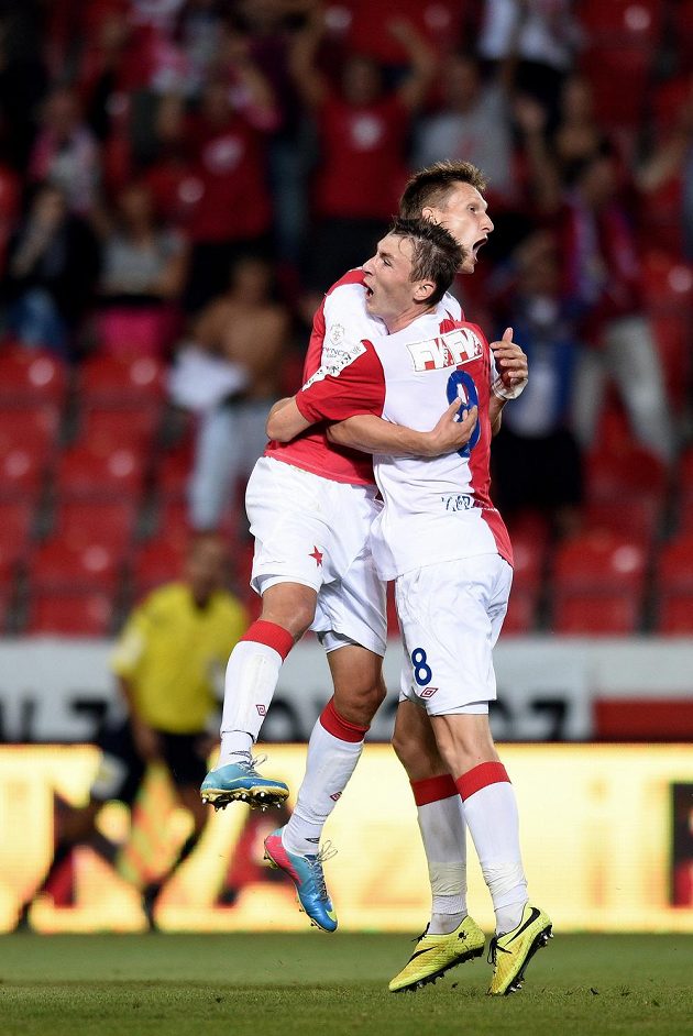 Fotbalisté Slavie Praha Milan Škoda (vlevo) a Jaromír Zmrhal slaví gól proti Ostravě.