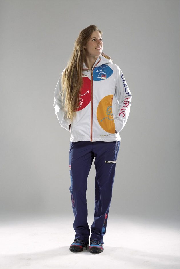Kajakářka Kateřina Kudějová v oblečení české výpravy pro olympiádu v Riu. Kolekci zdobí legendární Zátopkova postavička.