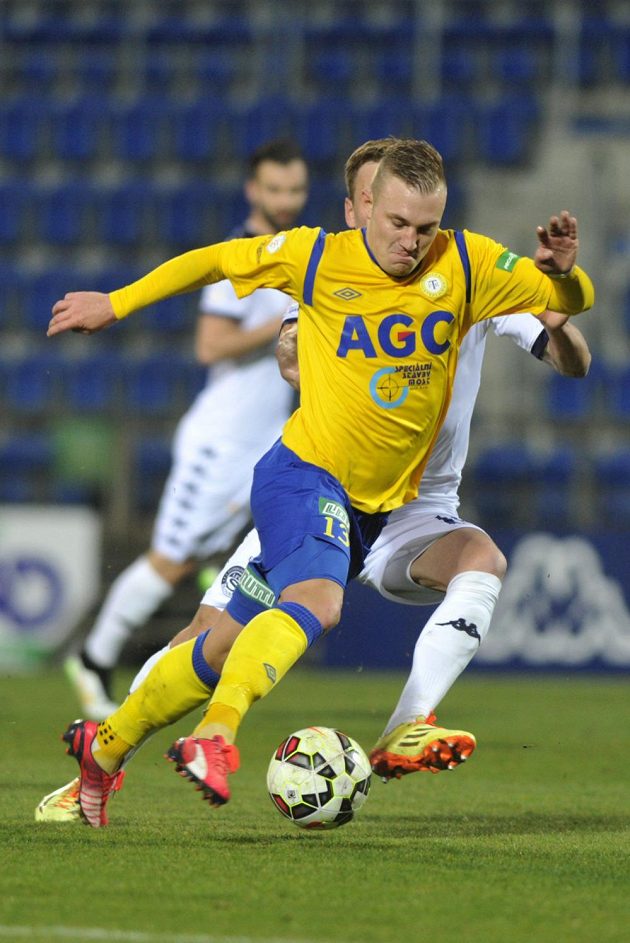 Jakub Hora z Teplic a obránce Slovácka Patrik Šimko v předehrávce 23. kola Synot ligy.
