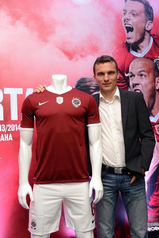 Budou se sparťané v nové sezóně radovat tak, jako na reklamním snímku za novým kapitánem Davidem Lafatou...?