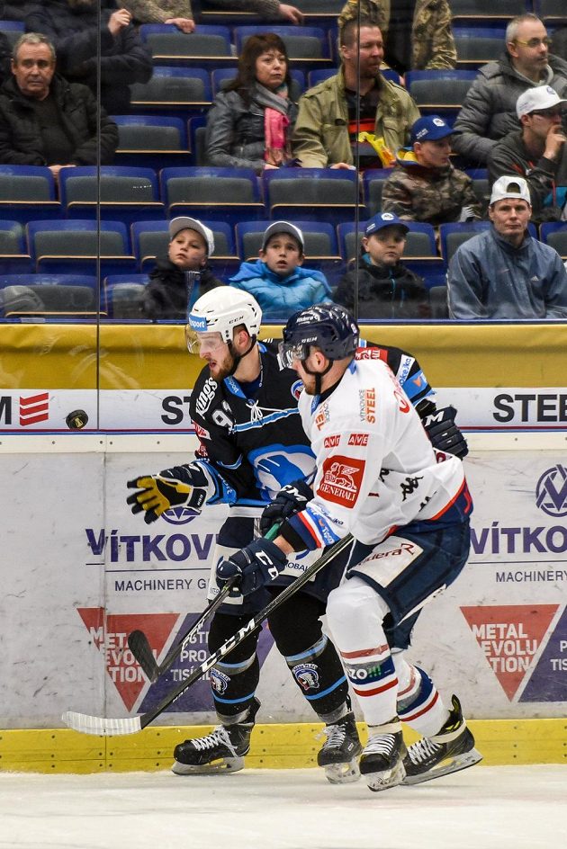 Martin Procházka z Plzně a Vojtěch Tomi z Vítkovic během úvodního utkání předkola play off hokejové extraligy. Vítkovice vyhrály 3:1.