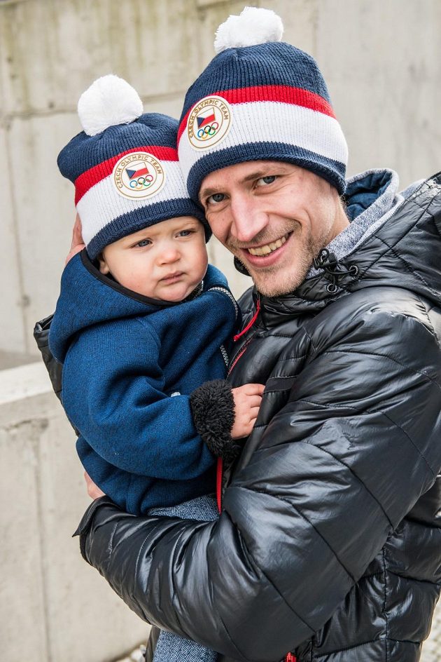 Skokan na lyžích Roman Koudelka se synem v "Raškovkách".