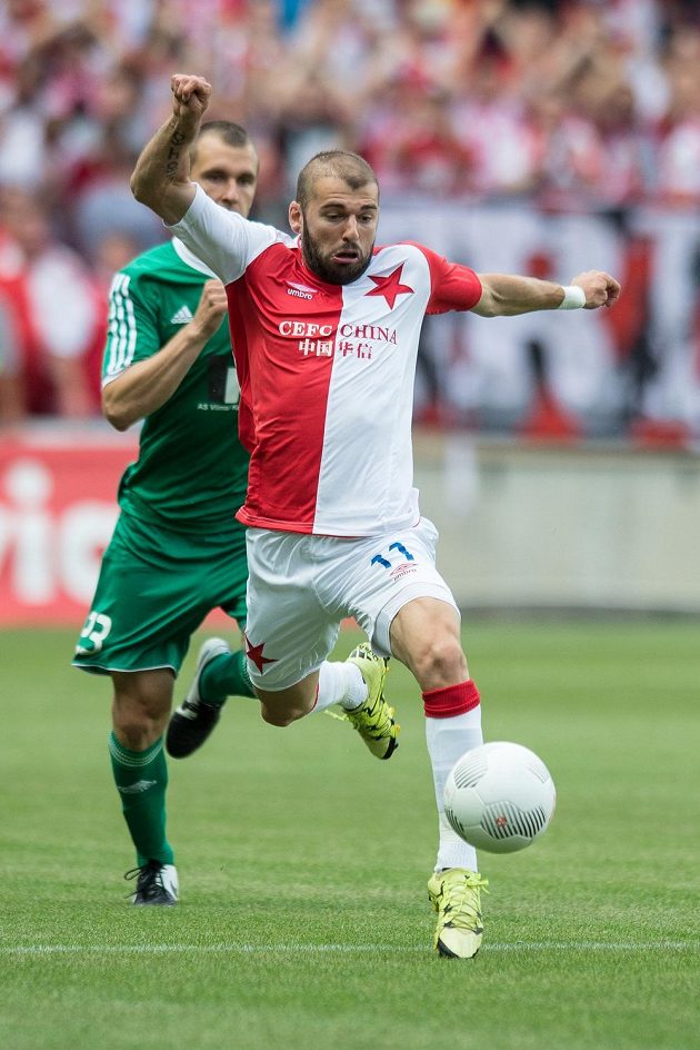 Záložník Slavie Levan Kenija (vpravo) a Marek Kaljumae z Tallinnu v odvetě 2. předkola Evropské ligy.