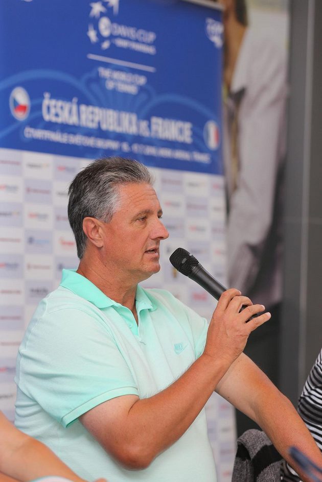 Nehrající kapitán Jaroslav Navrátil vystoupil 10. července v Třinci na tiskové konferenci k čtvrtfinálovému utkání tenisového Davisova poháru mezi týmy Česka a Francie.