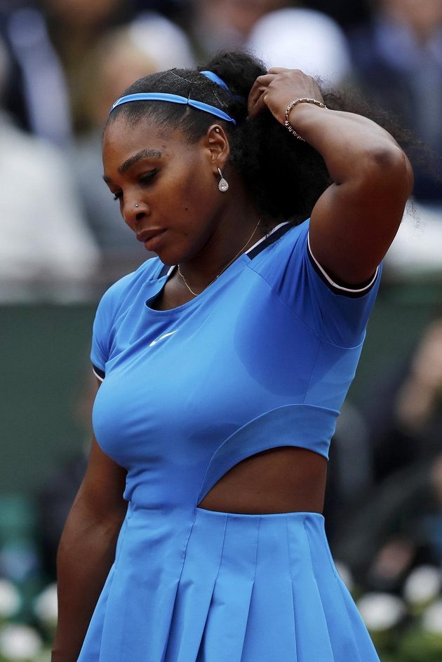 Američanka Serena Williamsová během finálového zápasu French Open se Španělkou Garbiňe Muguruzaovou.