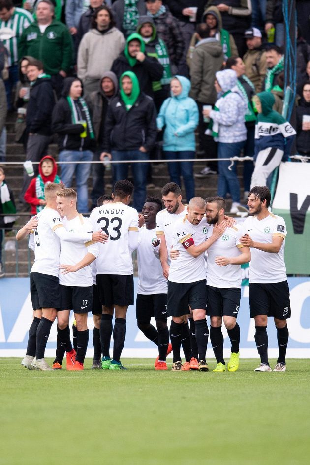 Fotbalisté Příbrami oslavují gól Oliviera Kingueho na 2:1 během utkání nadstavby Fortuna ligy ve skupině o udržení s Bohemians 1905.