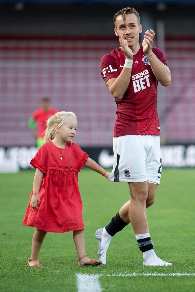 Sparťanský fotbalista Josef Šural s dcerou po utkání 3. kola ligy se Slováckem.