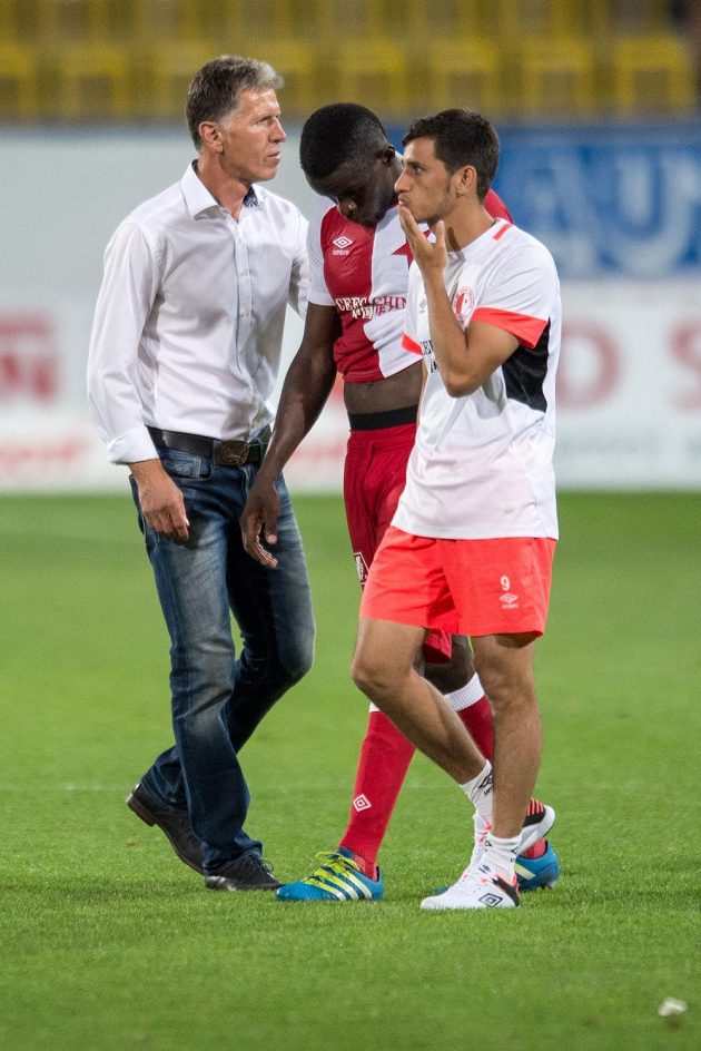 Trenér Jaroslav Šilhavý a fotbalisté Slavie Michael Ngadeu (uprostřed) a Ruslan Mingazov po utkání v Teplicích.