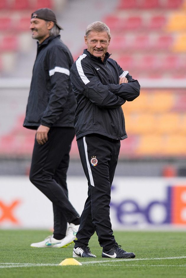 Trenér Sparty Praha Zdeněk Ščasný (vpředu) a trenér brankářů Pavel Srníček během předzápasového tréninku před utkáním Evropské ligy s Nikósií.