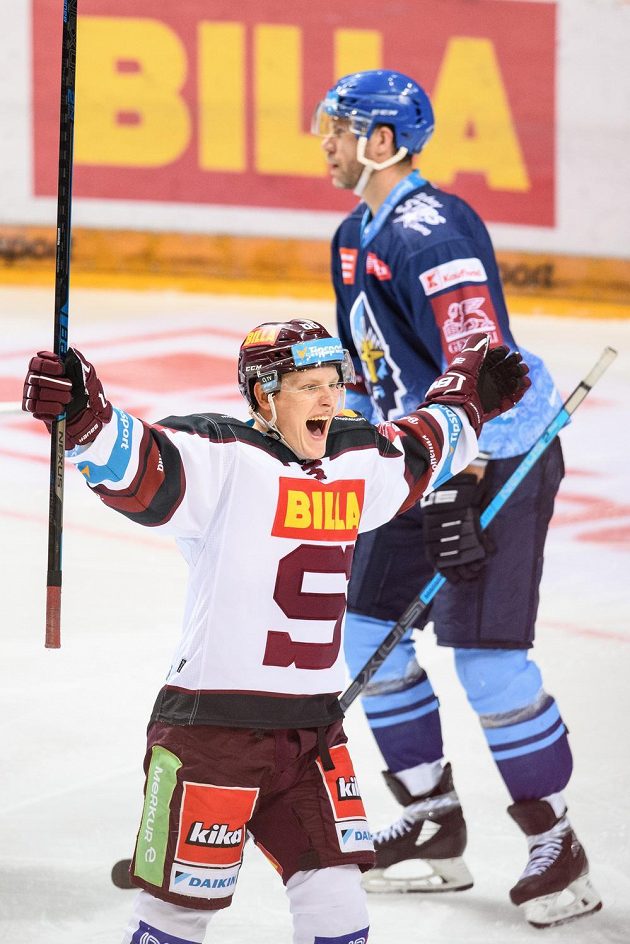 Miroslav Forman ze Sparty oslavuje gól na 3:0 během utkání Tipsport extraligy.