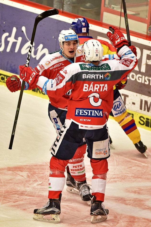 Pardubičtí hráči David Tomášek a Michal Bárta se radují z gólu v utkání 11. kola baráže o hokejovou extraligu na ledě HC Motor České Budějovice.