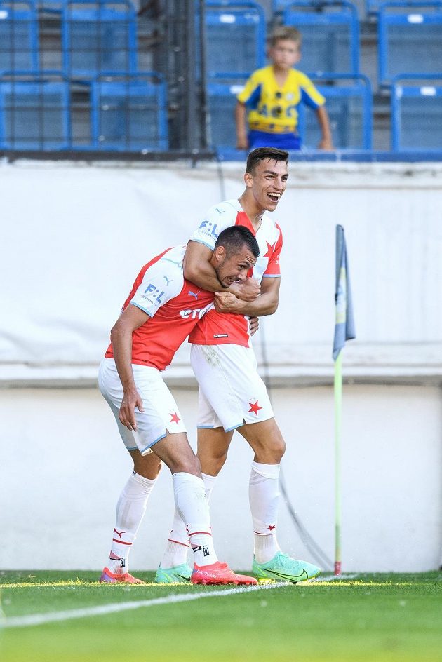 Fotbalisté Slavie Praha Ivan Schranz a Petar Musa oslavují první gól během utkání 2. kola Fortuna ligy v Teplicích.