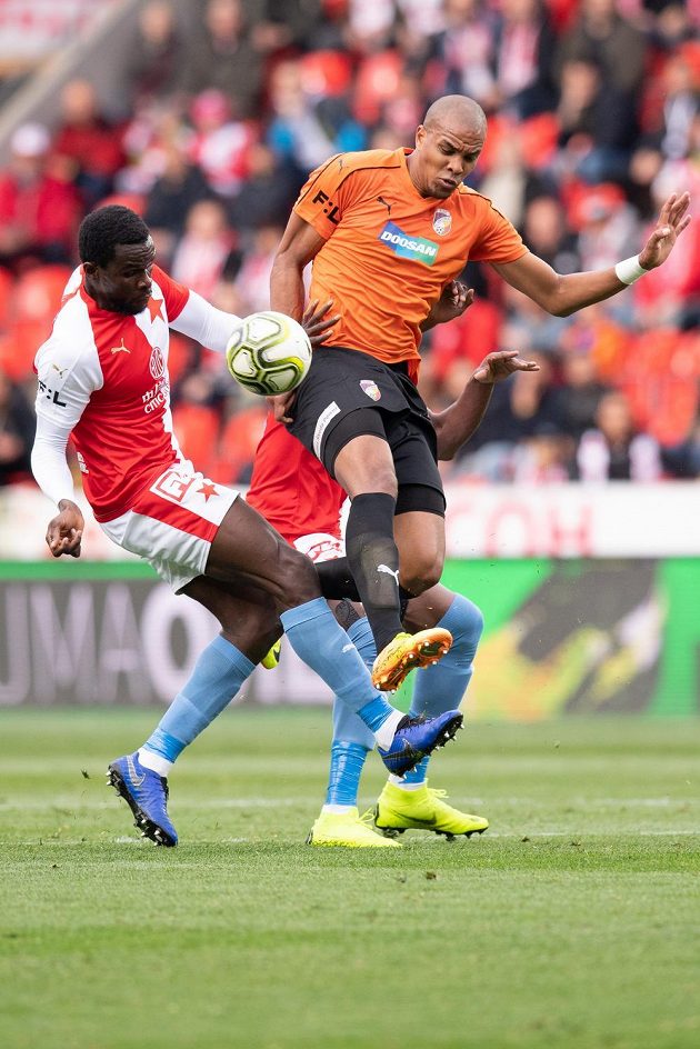 Michael Ngadeu ze Slavie Praha a Jean-David Beauguel z Viktorie Plzeň během utkání nadstavby Fortuna ligy ve skupině o titul.