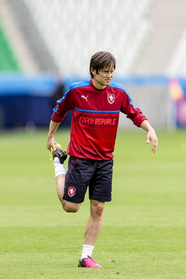 Tomáš Rosický se rozcvičuje na tréninku české reprezentace před zápasem s Chorvatskem.