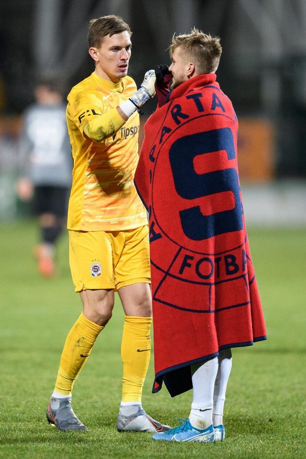 Brankář Sparty Praha Milan Heča a Martin Frýdek po utkání 18. kola Fortuna ligy v Příbrami.