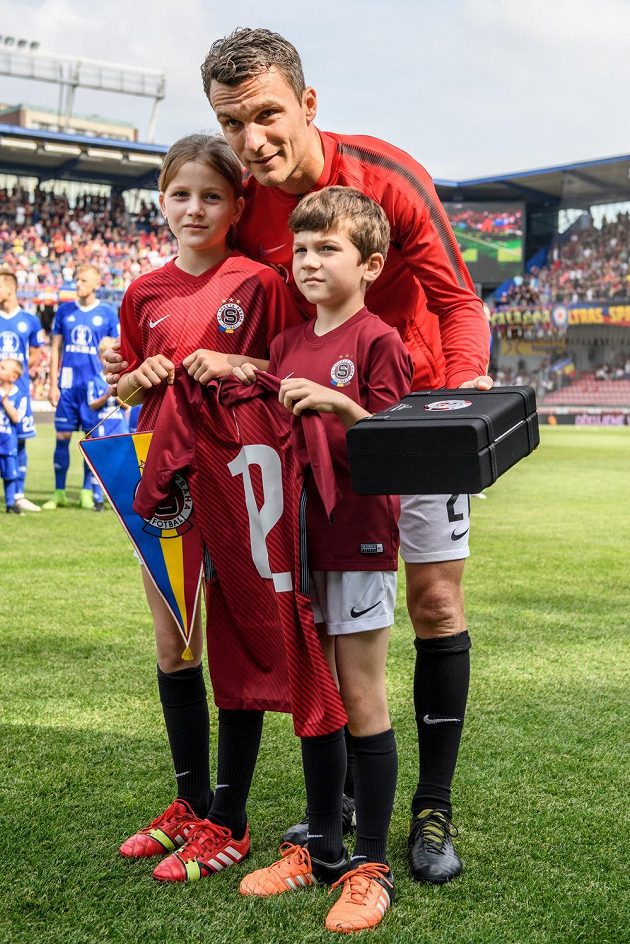 David Lafata se synem Toníkem a dcerou Vandou během loučení s kariérou před utkáním Sparta - Olomouc.