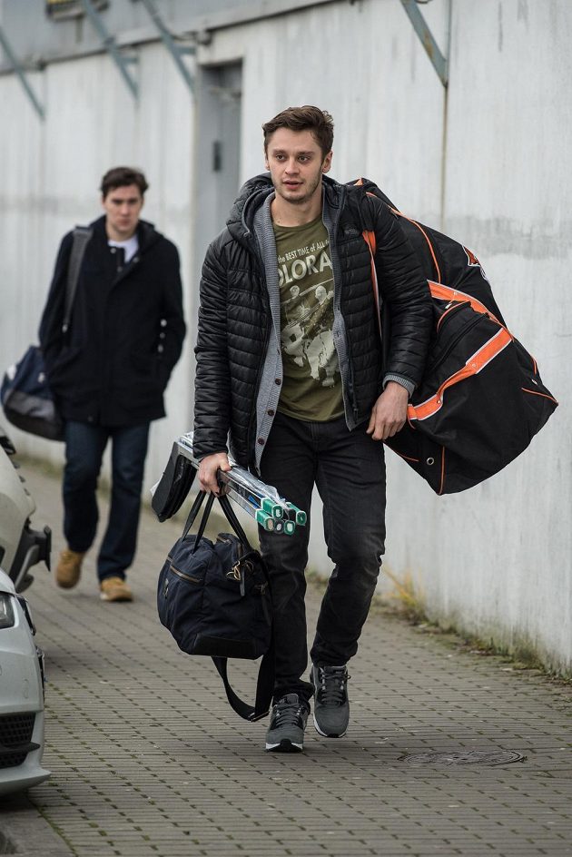 Hokejista Tomáš Zohorna přichází na sraz české reprezentace před turnajem Channel One Cup.