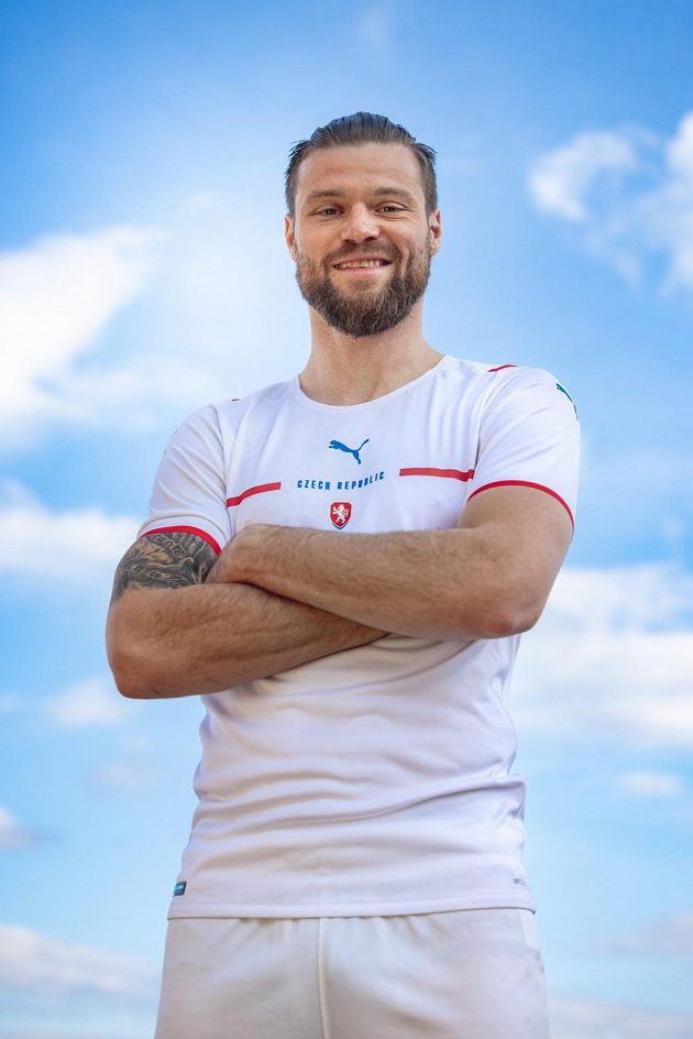 Ondřej Čelůstka v novém bílém dresu...