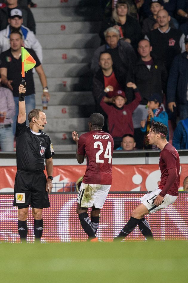 Fotbalisté Sparty Praha Rio Mavuba a Václav Kadlec protestují u asistenta rozhodčího Jiřího Kříže během utkání s Plzní.