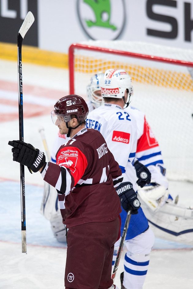 Sparťan Jan Buchtele oslavuje vstřelený gól v zápase 1. kola play off proti Curychu.