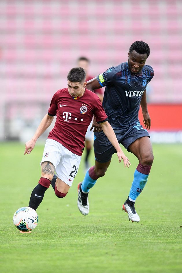 Srdjan Plavšič ze Sparty Praha a John Obi Mikel z Trabzonsporu během utkání 3. předkola Evropské ligy.