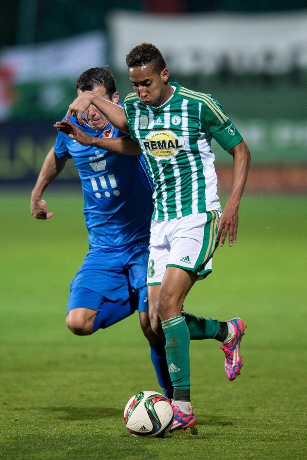 Martin Dostál z Baníku Ostrava (vlevo) a Jhon Mosquera z Bohemians 1905 v souboji.