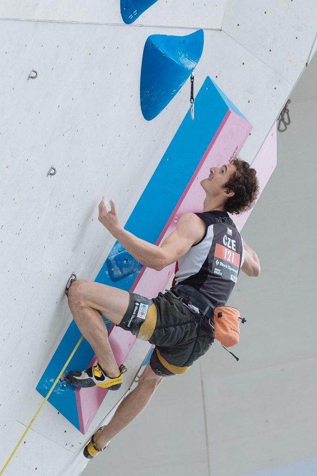 Český lezec Adam Ondra zdolává úchyt po úchytu připravenou zeď na MS v Innsbrucku.