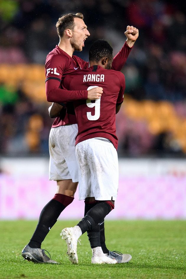Fotbalisté Sparty Praha Libor Kozák a Guélor Kanga oslavují gól na 2:0 během utkání s Karvinou.