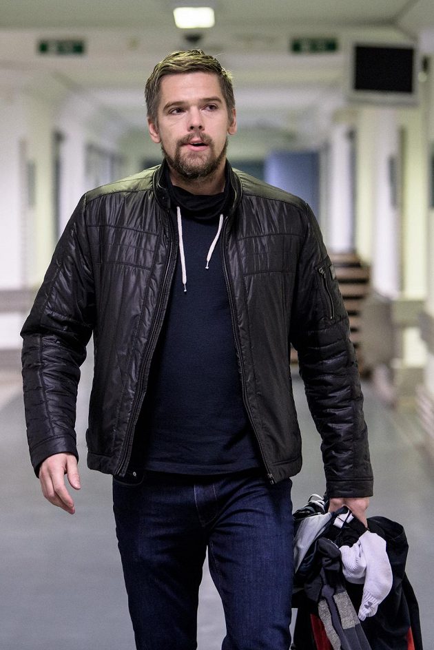 Zbyněk Michálek přichází na sraz hokejové reprezentace před turnajem Channel One Cup.