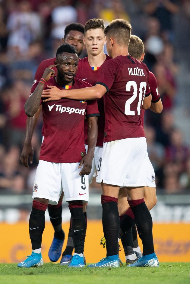 Guélor Kanga ze Sparty Praha oslavuje se spoluhráči gól na 3:0 z nařízené penalty během utkání 4. kola Fortuna ligy.