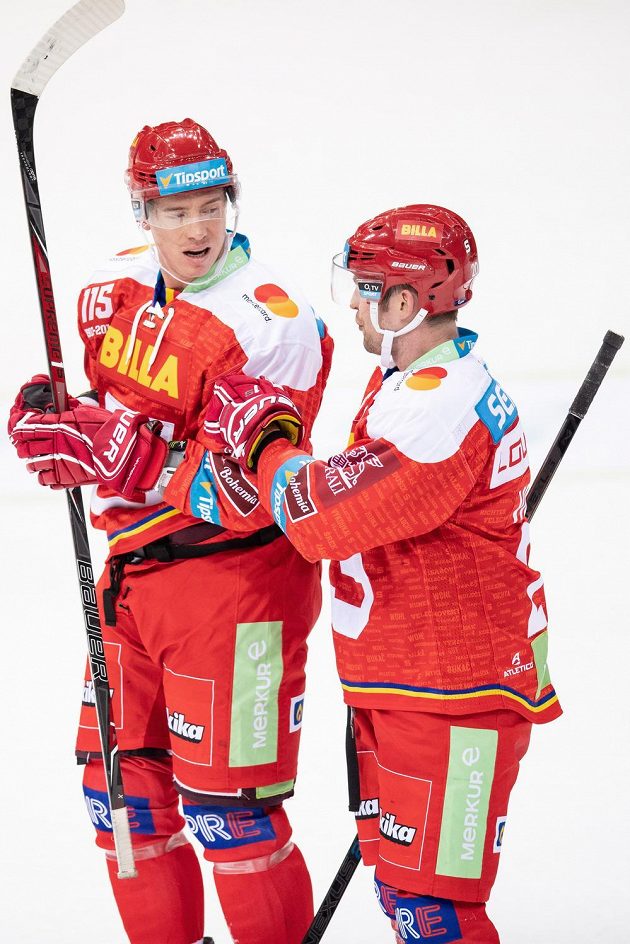 Nová posila Sparty Praha Blair Jones (vlevo) a Petr Vrána během utkání Tipsport extraligy.